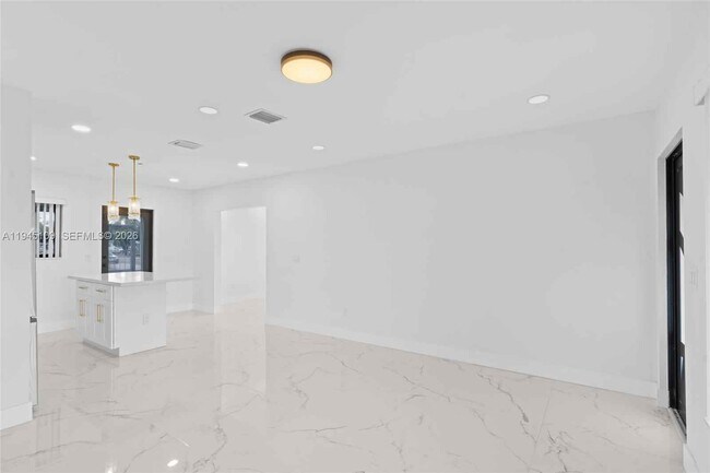 Foto del edificio - 3030 NW 99th St