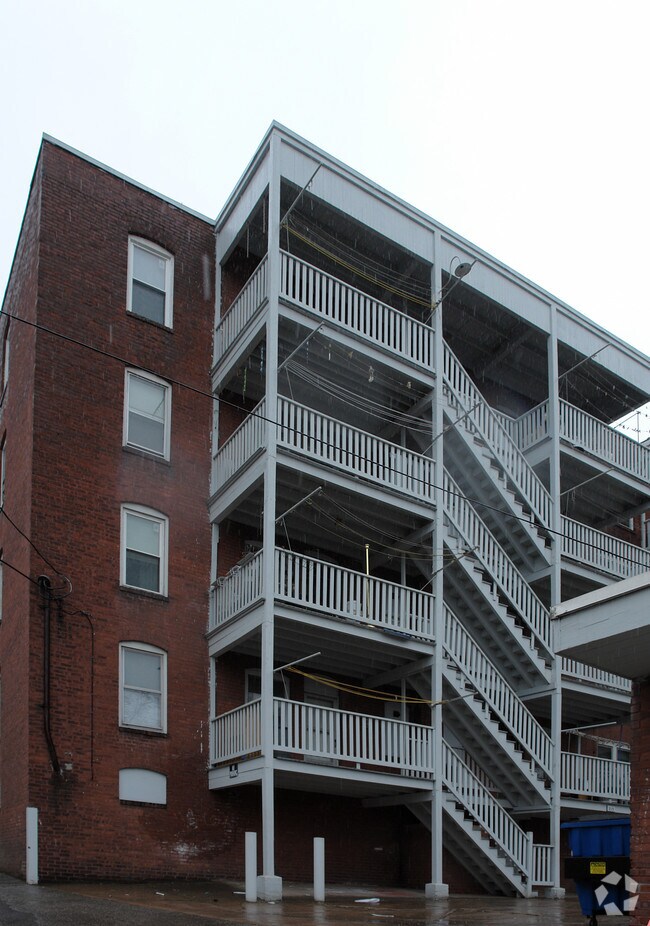 Edificio - 215-217 Essex St & 204 Oak St