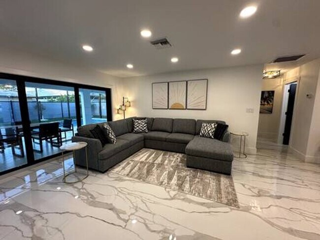 Building Photo - 135 Tahiti Cir