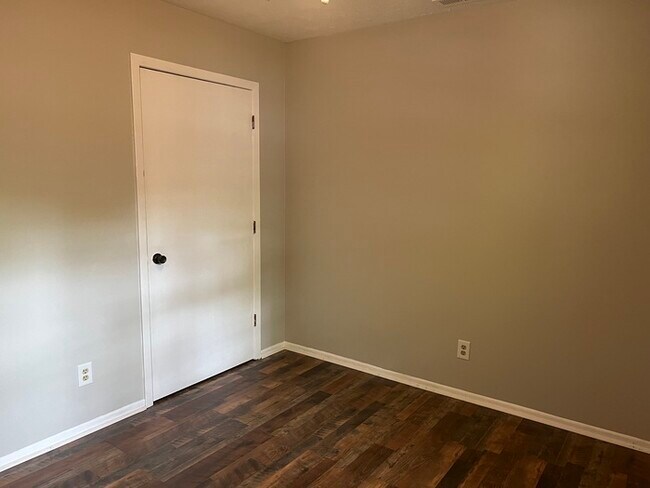 Building Photo - 3 bedroom 1 bath house