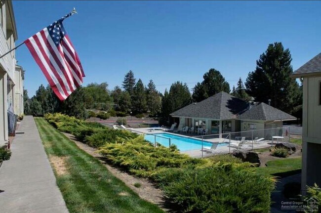 Foto del edificio - 1050 NE Butler Market Rd