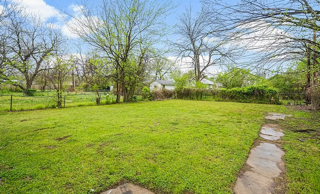 Building Photo - 2 Bed / 1 Bath in Tulsa!