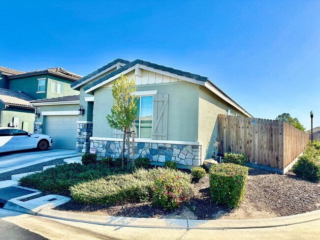 Building Photo - 4-Bedroom Clovis Home on Large Corner Lot ...