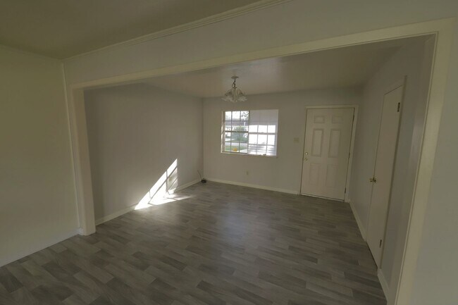 Foto del edificio - 3 Bed 1.5 Bath Home