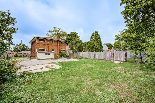 Building Photo - Stylish 1.5 Bedroom Apartment – All Utilities & Parking Included – $1,475/month