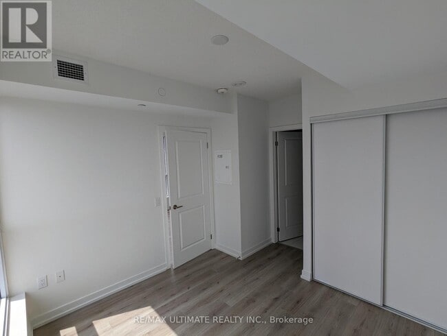 Building Photo - 395 Bloor St E