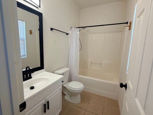 Foto del edificio - Spacious 3-Bedroom Home With RV Parking       MOVE IN SPECIAL!