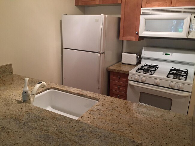 Kitchen with appliances - 950 N Kings Rd