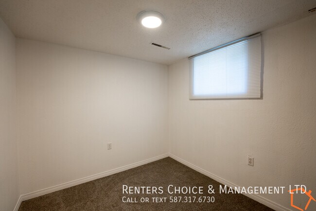 Photo du bâtiment - Nicely Updated Basement Suite with Private Laundry + Shed Storage