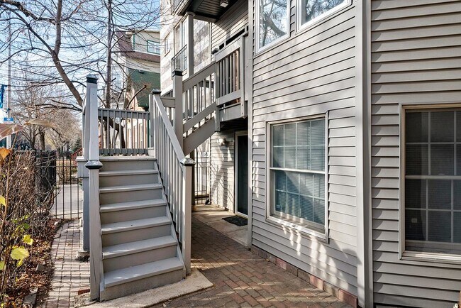 Building Photo - 1410 W Diversey Pky