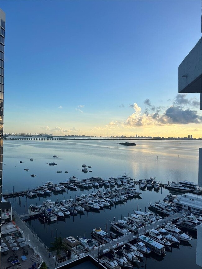 Foto del edificio - 555 NE 15th St