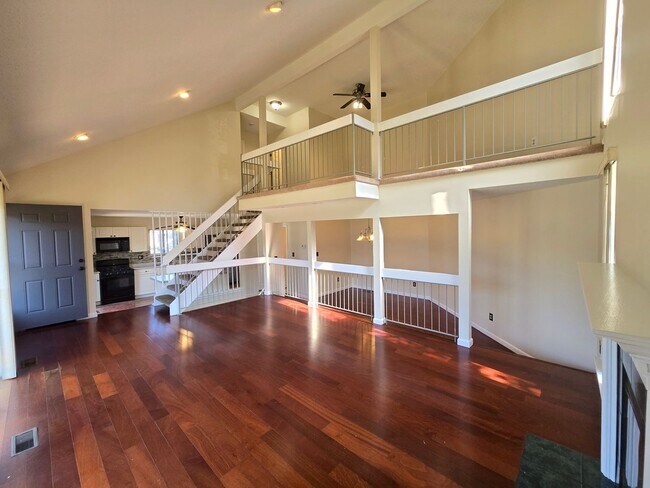 Building Photo - Spacious, freshly painted end-unit townhou...