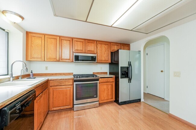 Building Photo - Charming 4 bed, 2.5 bath Lynnwood Home, $3...