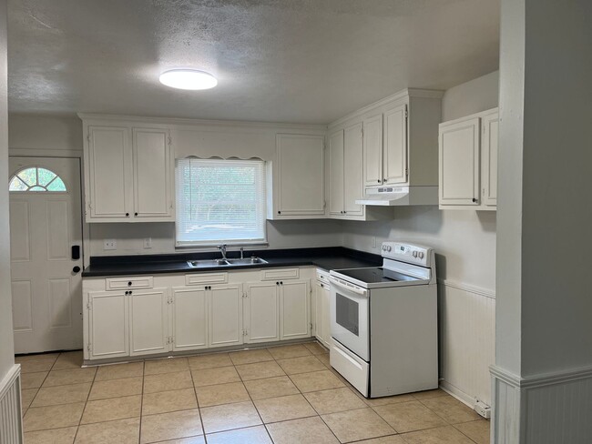 Building Photo - 303 Springdale Dr