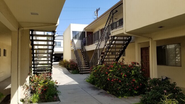 Court - 520 Hermosa Ave