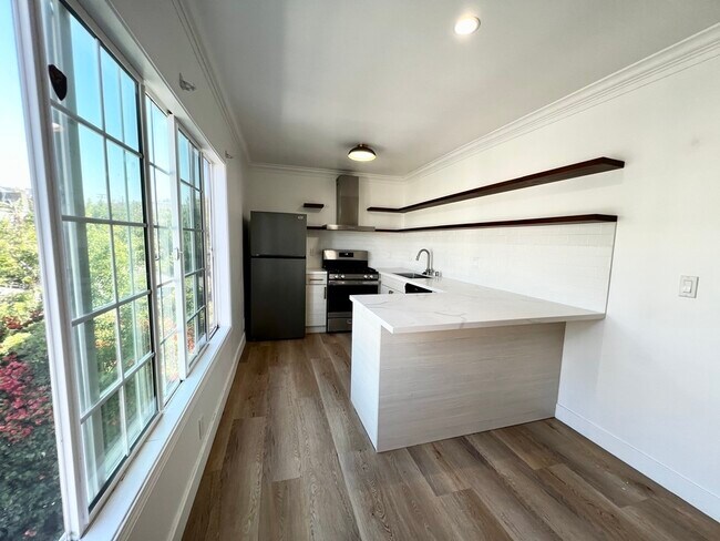 Building Photo - 1008 N Stanley-6