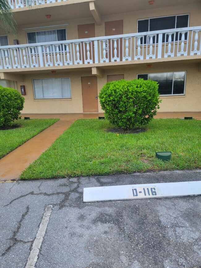 Foto del edificio - 500 Village Green Cir W
