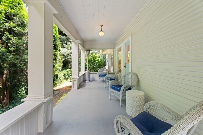 Building Photo - Beautiful 3,485 SqFt Home with Updated Kitchen & Modern Finishes