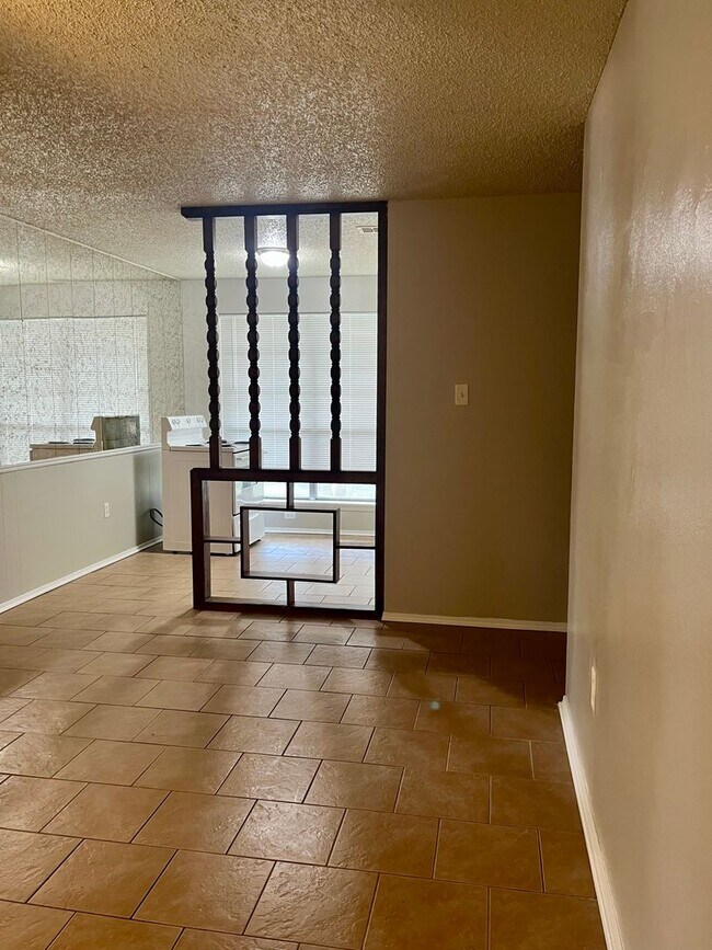 Building Photo - 3 bed/ 2 bath off Millerville @ Old Hammon...