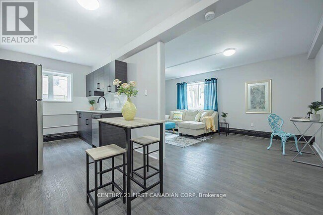 Photo du bâtiment - 871 Adelaide St N