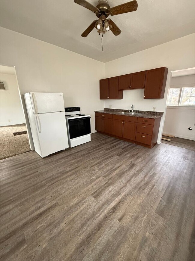 Foto del edificio - 1 Bedroom, 1 Bathroom House with Detached Garage