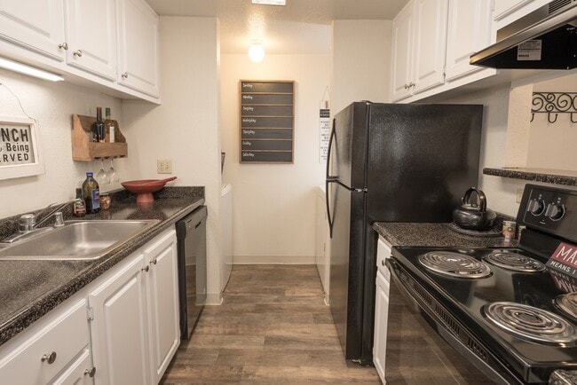 Versailles 1x1 625 sq. ft. - Bishop's Court Apartments