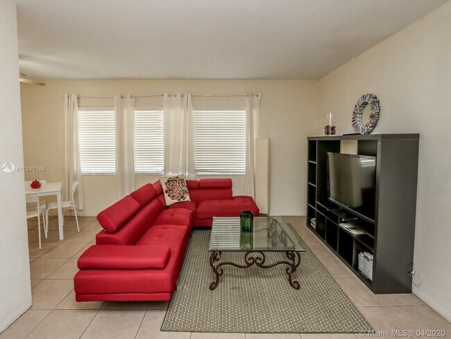 Building Photo - 1250 S Alhambra Cir  16 Coral Gables Fl 33146