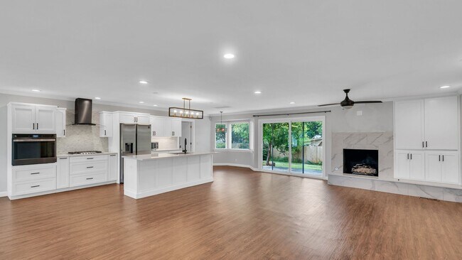 Foto del edificio - Prime Location! Fully Remodeled Home in th...