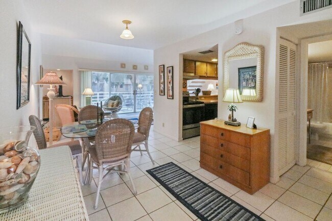 Foyer-Dining-Living area - 1605 US-1