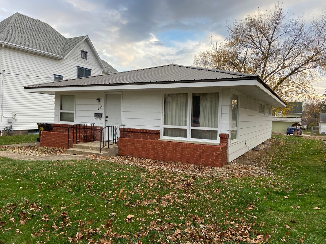 1237 W Pleasant St, Freeport, IL 61032 House Rental in Freeport, IL