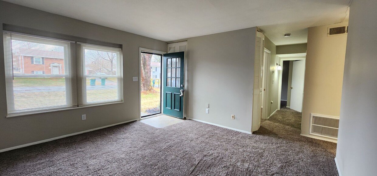 Foto principal - Nice, 3 Bedrooms, 1 Bath, Brick Ranch Home...