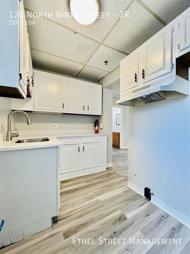 Foto del edificio - Newly Renovated 2-Bedroom Apartment