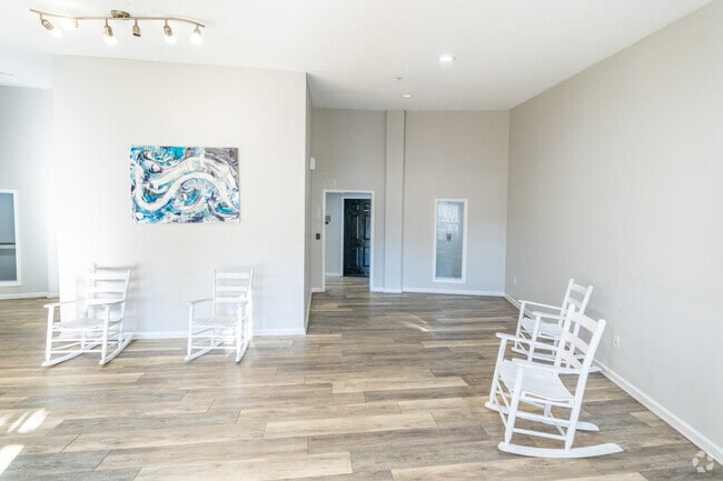 Lobby Photo - Lakeside Gardens