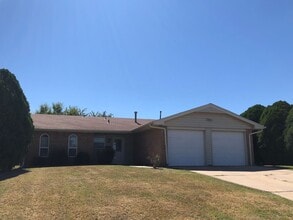 Building Photo - 5510 NW Cottonwood Dr