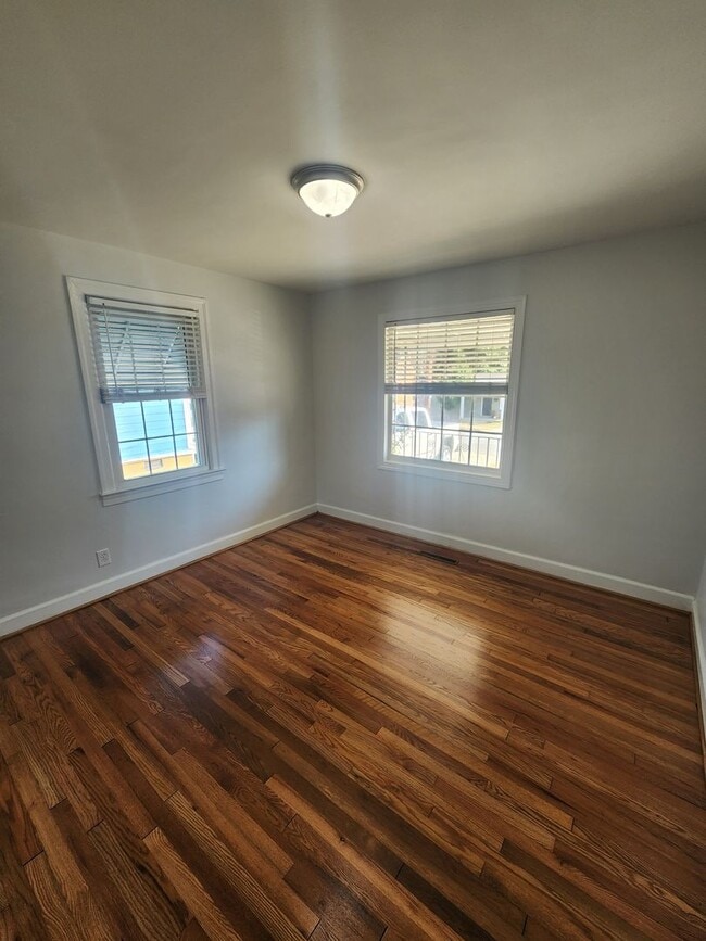 Foto del edificio - Chapel Hill / 3br House on N. Graham St AVAILABLE