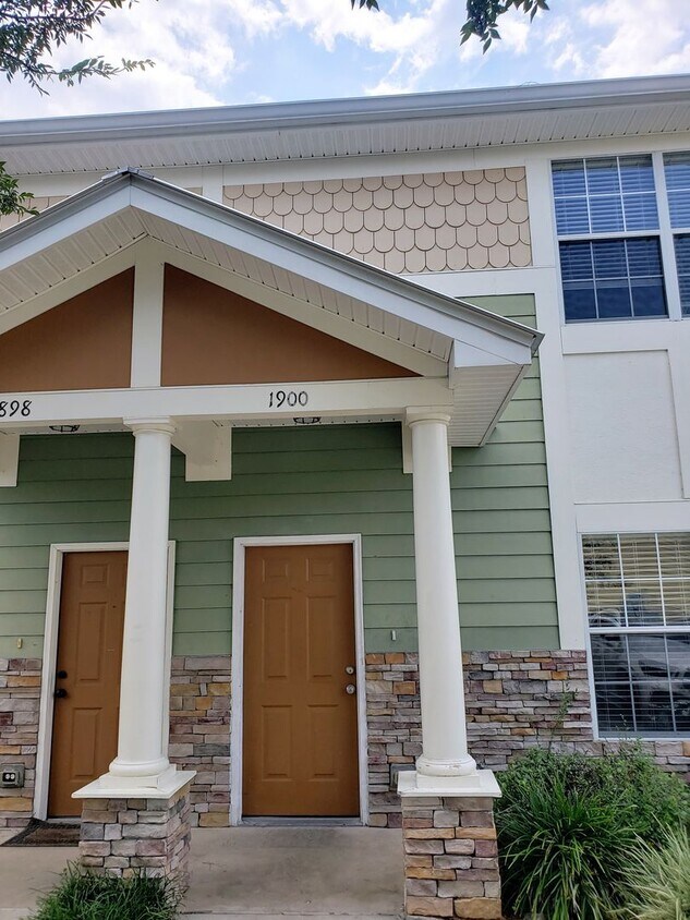 Primary Photo - 3 bedroom townhome in gated community with...