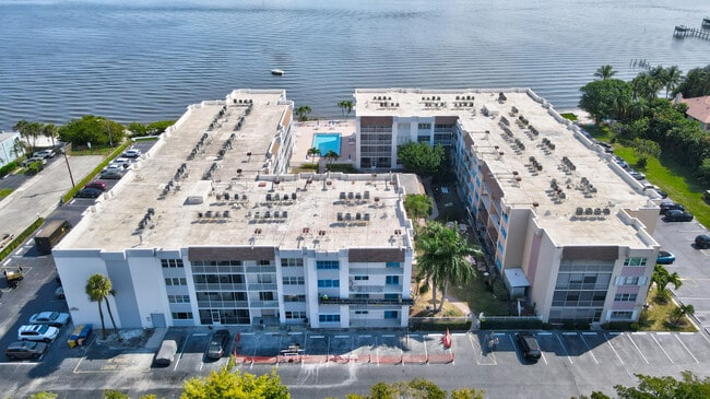 Building Photo - 1502 S Lakeside Dr