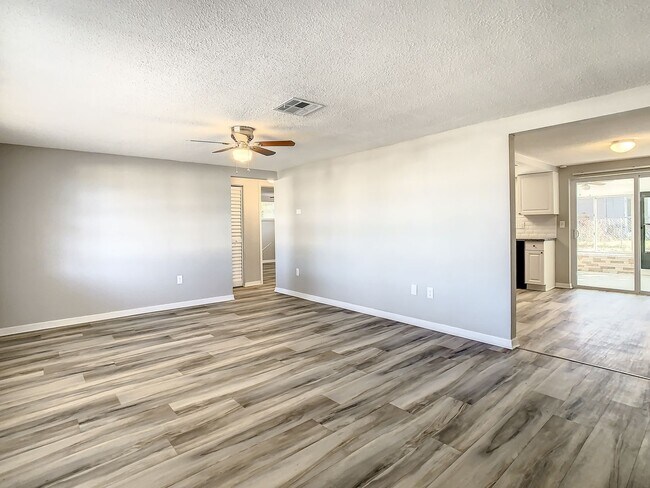 Foto del edificio - NEWLY RENOVATED 3/2/1 1325 sq ft, with ren...