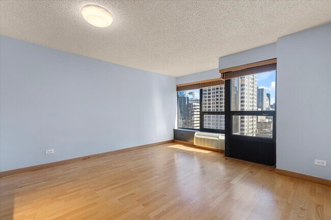 Foto del edificio - 30 E Huron St