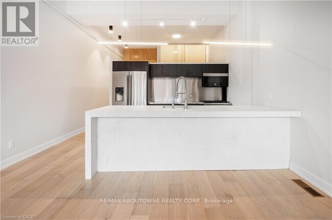 Building Photo - 676 Richmond St W