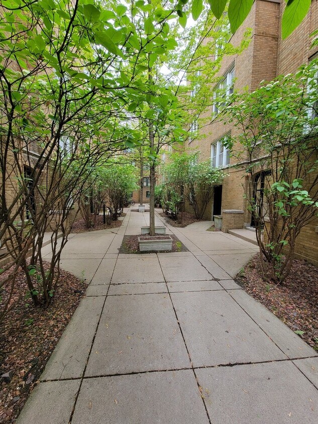 Primary Photo - 677.5 W Wrightwood Ave