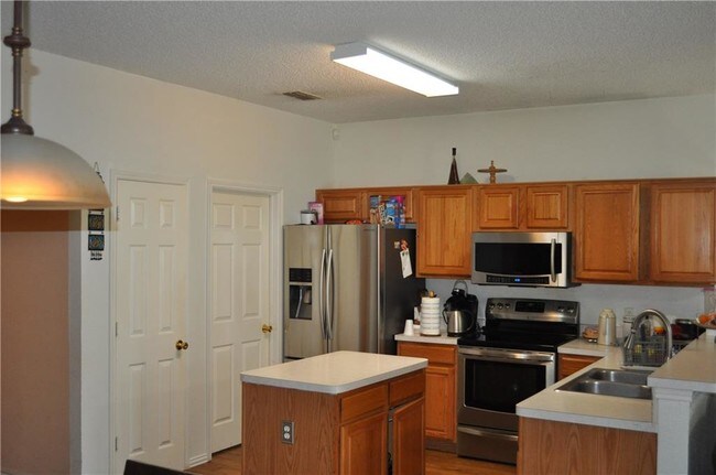 Building Photo - 7116 Park Creek Cir E