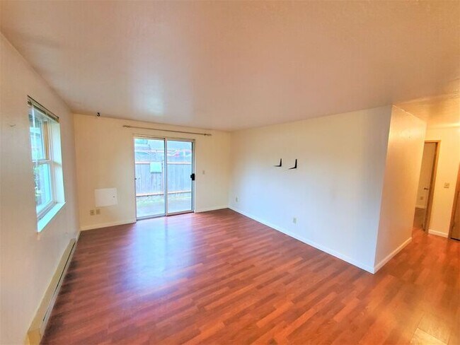 Foto del edificio - Charming 4-Plex 2 Bedroom 1 Bathroom Unit Available Soon!