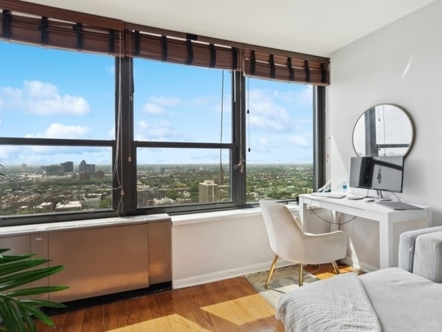 Foto del edificio - 1560 N Sandburg Ter