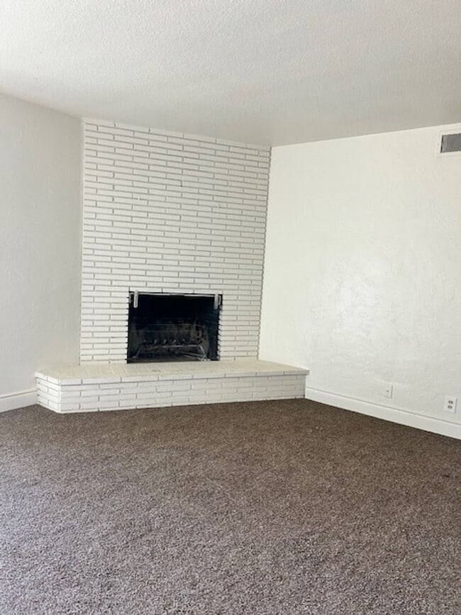 Building Photo - 4436 N Van Dyke Ave