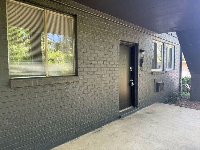 Foto del edificio - 1 Bed / 1 Bath Renovated Condo in South Nashville! Close to laundry! Surrounded by woods!