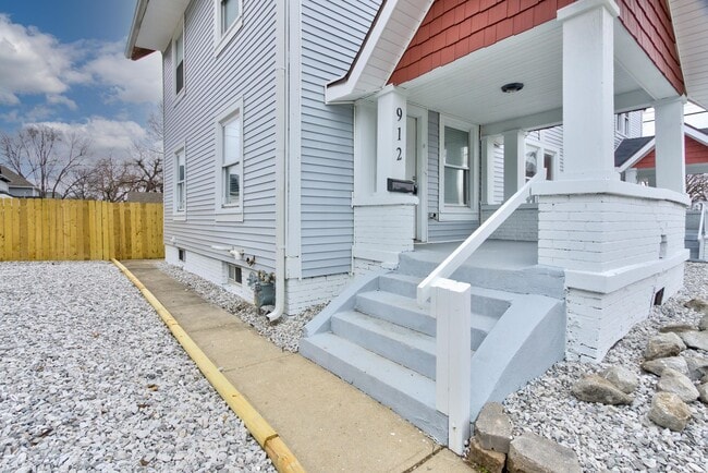 Building Photo - 912 E 22nd St