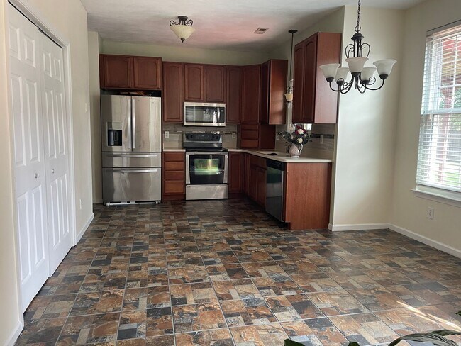 Building Photo - Grassfield Area!
