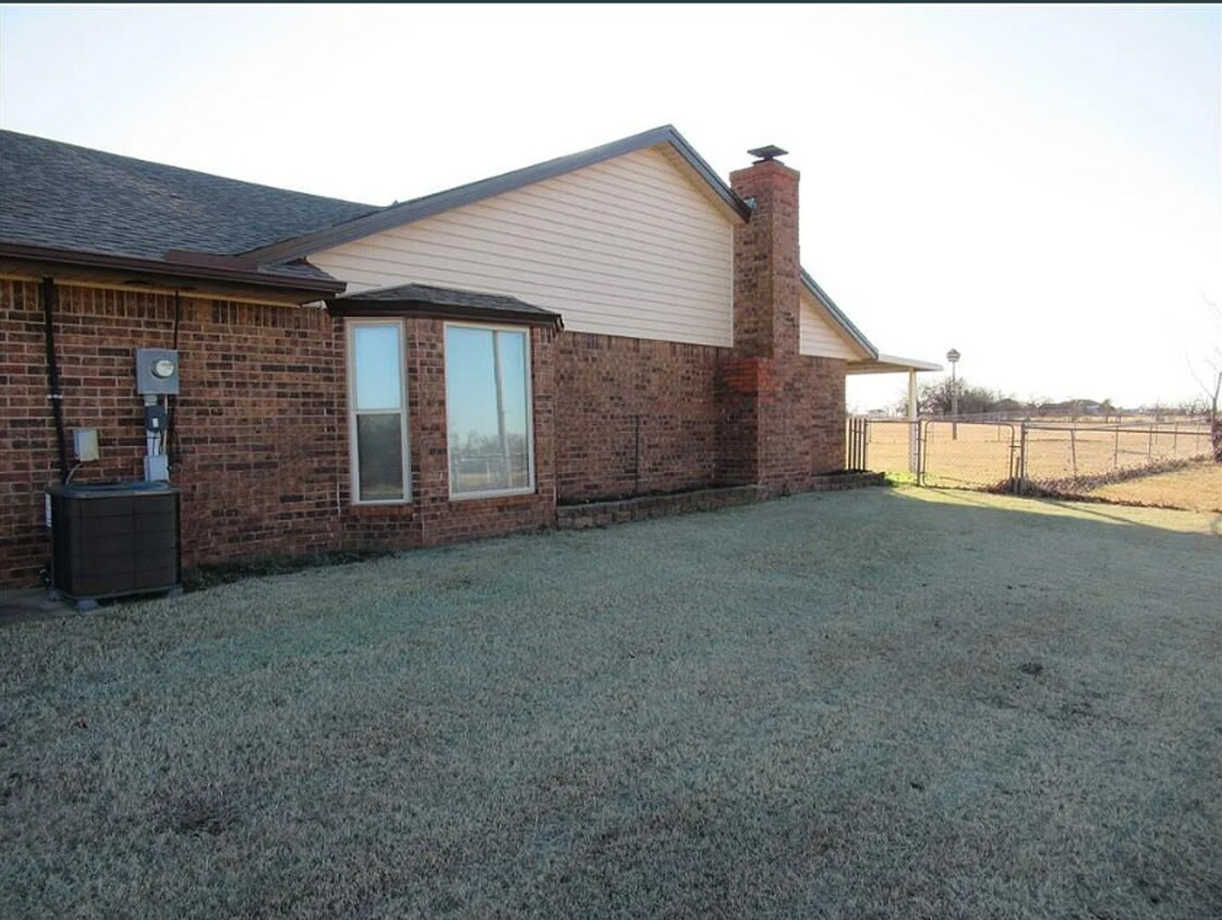 Foto del edificio - Peaceful Retreat with this 3 bed 2 bath on almost 2 acres!!