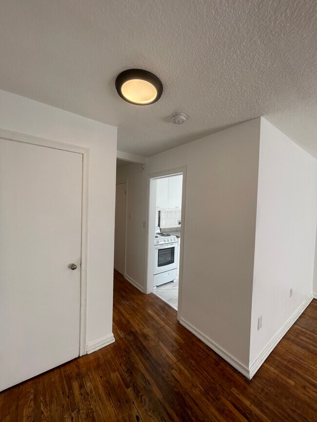 Photo du bâtiment - Ground floor Studio apartment Mimico